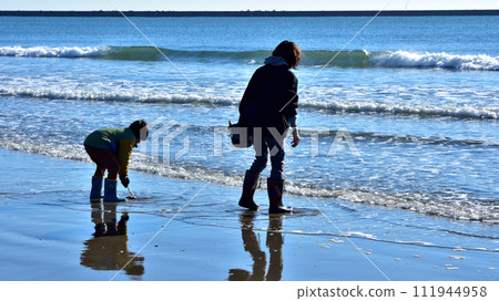 Clam picking at Oarai Sun Beach 111944958