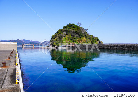 陽光明媚的早晨若狹高濱海釣公園（福井縣高濱町） 111945100