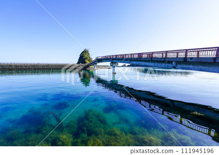 Wakasa Takahama Sea Fishing Park on a sunny morning (Takahama Town, Fukui Prefecture) Wakasa Takahama Sea Fishing Park on a sunny morning (Takahama Town, Fukui Prefecture) 111945196