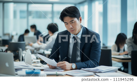 忙碌的商人在辦公室工作 111945296