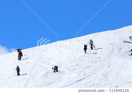 白馬八方一號 - 野外滑雪者攀登的雪山和藍天 白馬八方一號 - 野外滑雪者攀登的雪山和藍天 111946228
