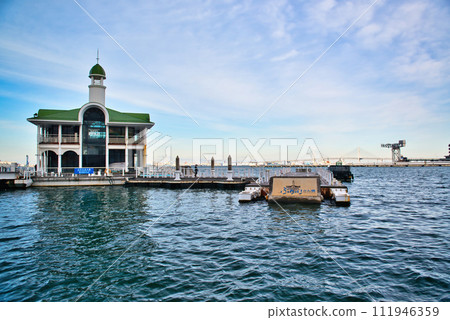 Scenery of Pukari Pier floating on the sea in Minato Mirai, Yokohama 111946359