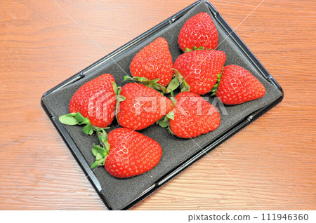 Aman strawberries in a pack 111946360