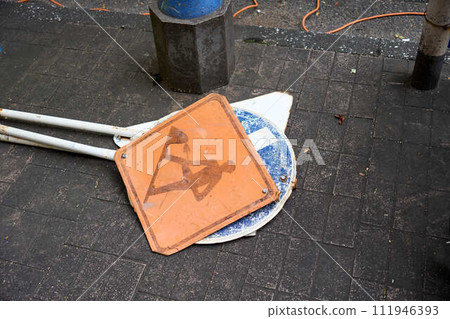 躺在路上的路標 躺在路上的路標 111946393