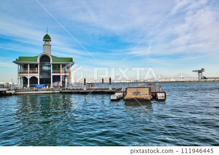 Scenery of Pukari Pier floating on the sea in Minato Mirai, Yokohama 111946445