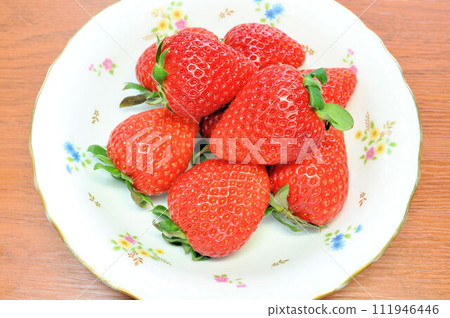 Aman strawberries served on a floral-patterned plate 111946446