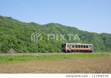Kiha 120 train traveling near Nechi on the Oito Line Kiha 120 train traveling near Nechi on the Oito Line 111946536