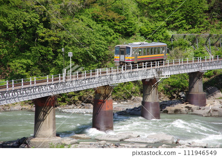 Kiha 120 穿越大糸線第二下姬川大橋 Kiha 120 穿越大糸線第二下姬川大橋 111946549