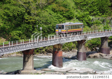Kiha 120 穿越大糸線第二下姬川大橋 Kiha 120 穿越大糸線第二下姬川大橋 111946551