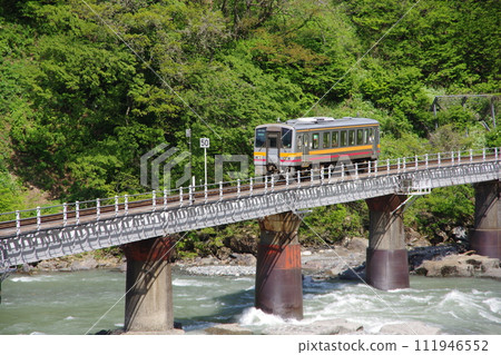 Kiha 120 穿越大糸線第二下姬川大橋 Kiha 120 穿越大糸線第二下姬川大橋 111946552