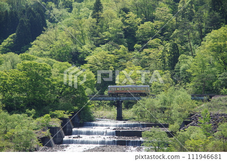 Kiha 120 crossing the Yokogawa Bridge on the Oito Line Kiha 120 crossing the Yokogawa Bridge on the Oito Line 111946681