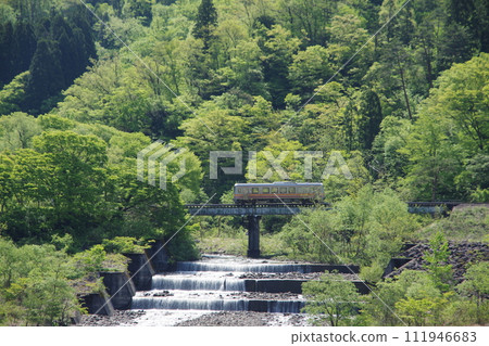 Kiha 120 穿過大糸線橫河大橋 Kiha 120 穿過大糸線橫河大橋 111946683
