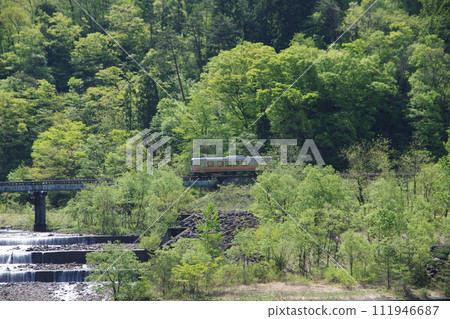 Kiha 120 crossing the Yokogawa Bridge on the Oito Line Kiha 120 crossing the Yokogawa Bridge on the Oito Line 111946687