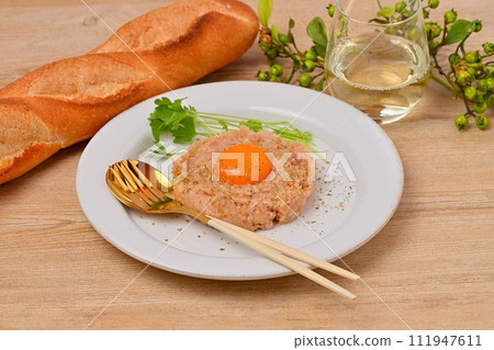 Tuna tartare. Bincho tuna tartare (Western-style tataki). Mayonnaise, olive oil, soy sauce flavor. 111947611