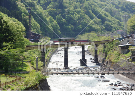 Kiha 120 crossing the Oito Line No. 7 Shimohime River Bridge 111947680