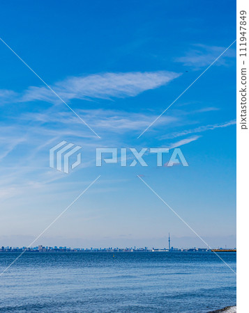 千葉稻毛海岸海、藍天和天空樹 千葉稻毛海岸海、藍天和天空樹 111947849