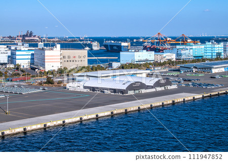 Japan's Yokohama cityscape 3 planes, Daikoku Pier passenger ship terminal, car carrier (back), Aqua Line on the sea 111947852