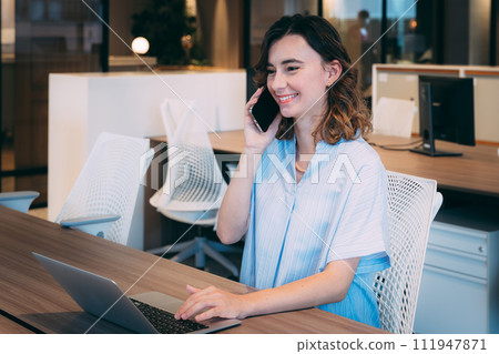Foreign female working in the office Photo cooperation: WEEK Shibadaimon (Sun Frontier Fudousan) 111947871