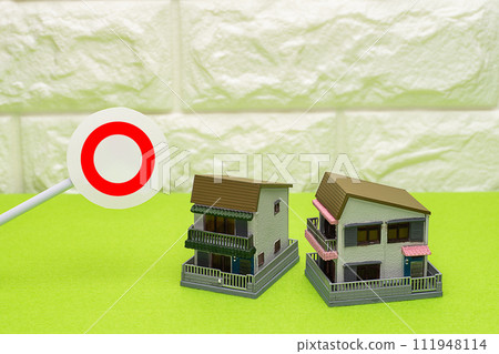 Image of advantages and advantages with circle marks and house model Image of advantages and advantages with circle marks and house model 111948114