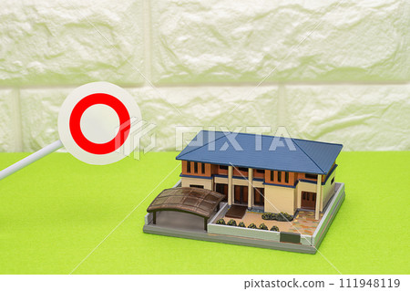 Image of advantages and advantages with circle marks and house model Image of advantages and advantages with circle marks and house model 111948119