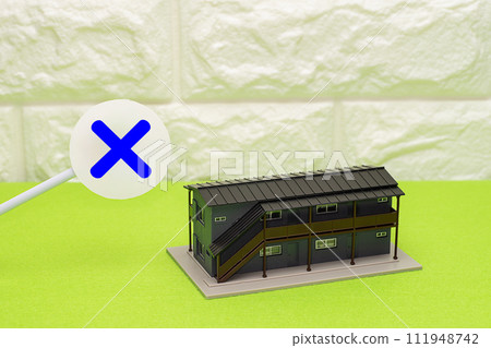 十字標記和兩層公寓大樓 111948742