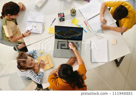 Teacher telling kids about solar farm and green energy 111948881