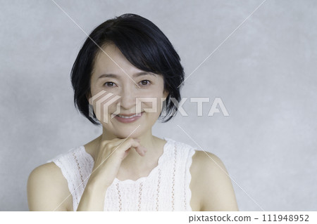 Portrait of middle-aged woman's bust-up beauty 111948952