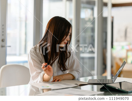 Portrait of a beautiful business woman: image cut 111949070