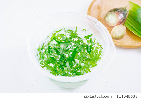 Shredded green perilla soaked in water 111949535