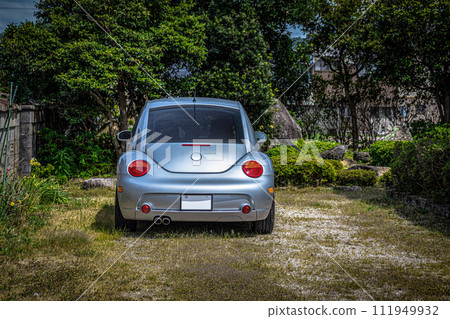 綠樹環繞的花園和汽車 綠樹環繞的花園和汽車 111949932