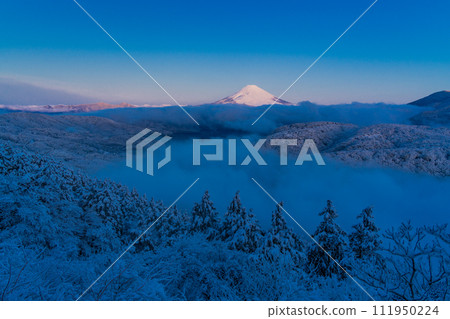 (Kanagawa Prefecture) Mt. Fuji seen from Hakone Daikanzan surrounded by snowfall and a sea of clouds (Kanagawa Prefecture) Mt. Fuji seen from Hakone Daikanzan surrounded by snowfall and a sea of clouds 111950224