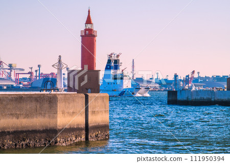 日本橫濱的城市景觀,俯瞰日本海岸警衛隊的消防船 Hiriyu,該船負責應對海上災難和工業園區火災。 日本橫濱的城市景觀,俯瞰日本海岸警衛隊的消防船 Hiriyu,該船負責應對海上災難和工業園區火災。 111950394