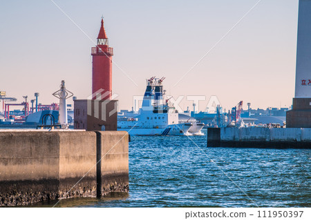 Cityscape of Yokohama, Japan, overlooking the Japan Coast Guard's firefighting ship Hiriyu, which responds to maritime disasters and industrial complex fires. 111950397