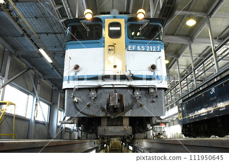 停在車輛段的EF65電力機車(EF65 2127型) 停在車輛段的EF65電力機車(EF65 2127型) 111950645