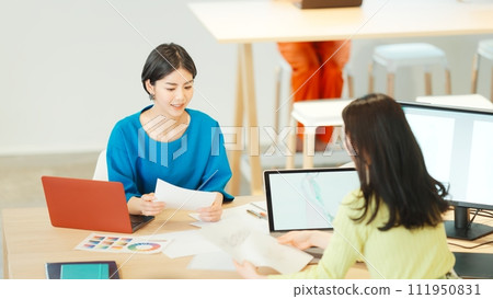 在設計辦公室工作的女性 111950831