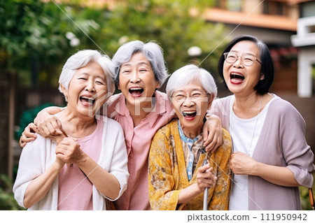 高級男人和女人帶著微笑 111950942