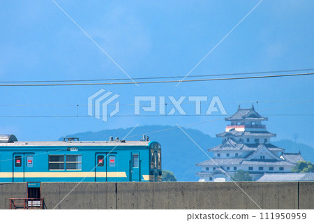Karatsu Castle and 103 series 1500 series (revival JNR color) Karatsu Castle and 103 series 1500 series (revival JNR color) 111950959