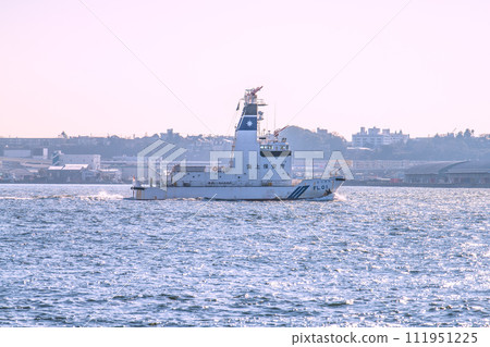 日本橫濱的城市景觀,俯瞰日本海岸警衛隊的消防船 Hiriyu,該船負責應對海上災難和工業園區火災。 日本橫濱的城市景觀,俯瞰日本海岸警衛隊的消防船 Hiriyu,該船負責應對海上災難和工業園區火災。 111951225