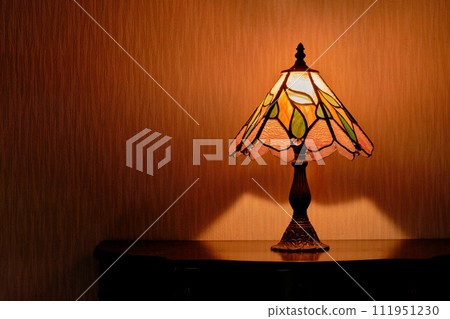 櫃子上方的彩色玻璃燈 111951230