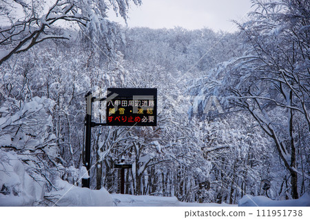 Hakkoda Yamanaka Road in winter (Aomori Prefecture) Hakkoda Yamanaka Road in winter (Aomori Prefecture) 111951738