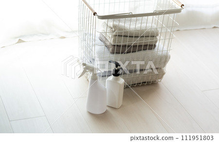 洗衣店進入籃筐 洗衣店進入籃筐 111951803