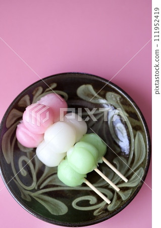 Three-colored skewers of rice dumplings on Yachimun pottery - a cherry blossom viewing image Three-colored skewers of rice dumplings on Yachimun pottery - a cherry blossom viewing image 111952419