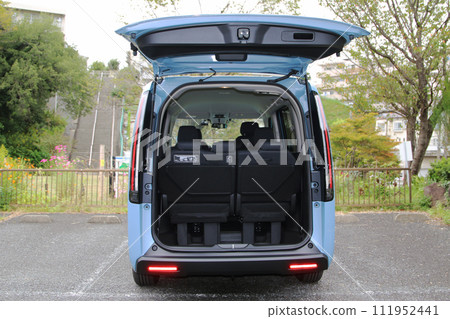 停在停車場的客車 111952441