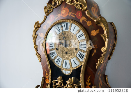 白牆和古董裝飾鐘 111952828