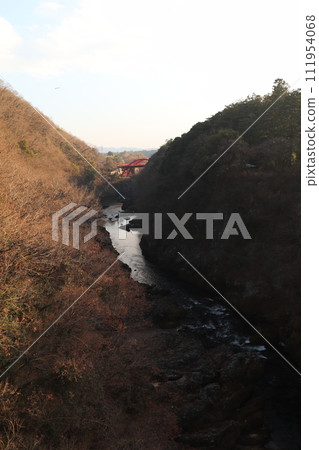 Takatsudo Gorge, Yabakei Gorge in Kanto, winter dusk 111954068