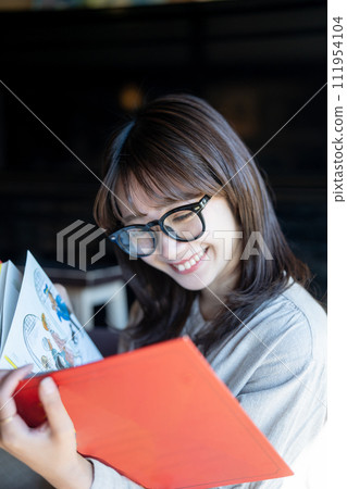 讀一本書的女人 111954104