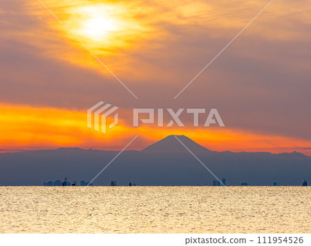 Sunset sky and Diamond Fuji seen from Chiba Inage Coast 111954526