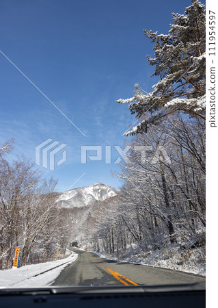 從汽車行駛在雪路上的景色 111954597