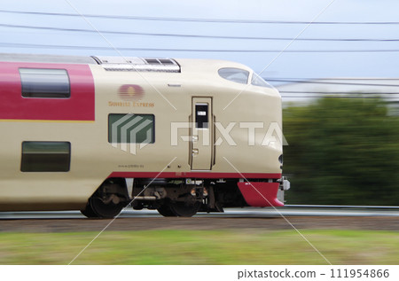 The sleeper express Sunrise Izumo runs through the straight section of the San'in Main Line at high speed. The sleeper express Sunrise Izumo runs through the straight section of the San'in Main Line at high speed. 111954866