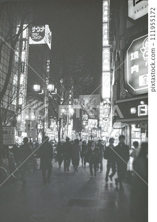 People walking on the streets at night (Streetscape of Shinjuku at night around 1988) 111955172